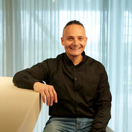 Giovanni, responsable técnico de Lamett, está sentado en la barra del salón de exposición.